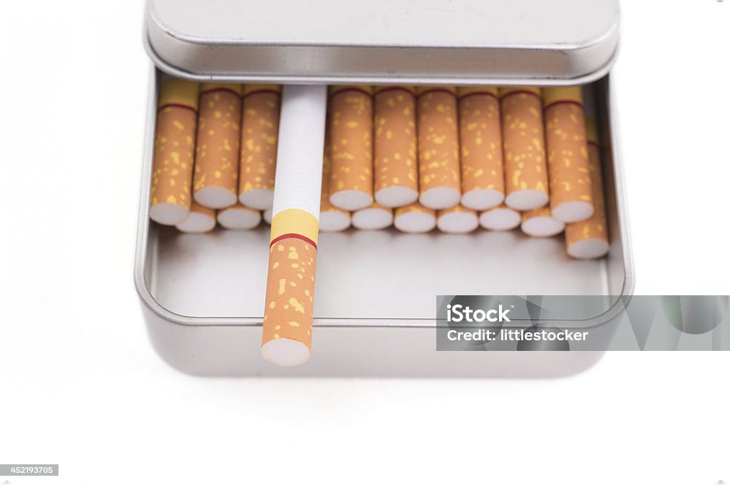Sigarette in metallo casella isolato su sfondo bianco - Foto stock royalty-free di Abuso