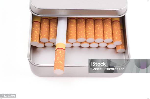 タバコの金属製ボックス白背景 - カットアウトのストックフォトや画像を多数ご用意 - カットアウト, クレート, クローズアップ