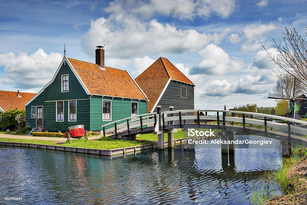 Ancienne ferme néerlandaise traditionnelle et maisons de Village - Photo de Agriculture libre de droits