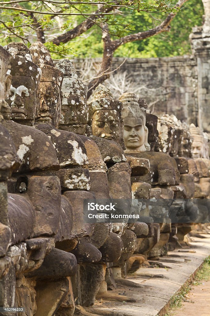 Angkor Thom, Camboja: Estátuas na entrada - Foto de stock de Angkor royalty-free