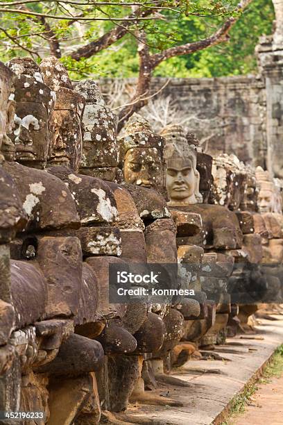 Foto de Angkor Thom Camboja Estátuas Na Entrada e mais fotos de stock de Angkor - Angkor, Antiguidade, Apodrecer