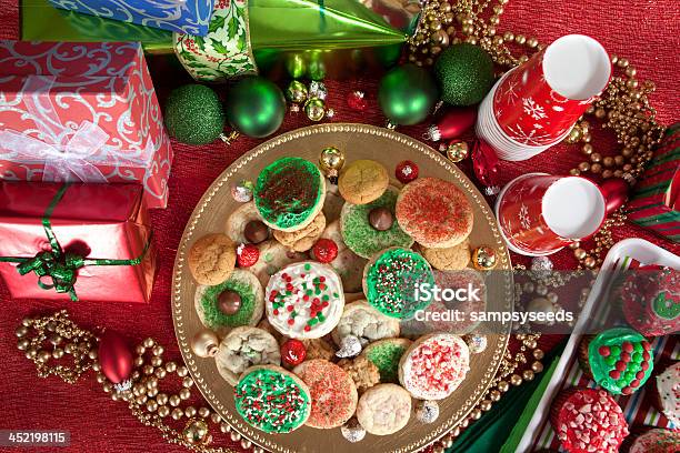 Festa De Natal - Fotografias de stock e mais imagens de Biscoito com Impressão do Polegar - Biscoito com Impressão do Polegar, Assado no Forno, Bandeja - Utensílio doméstico