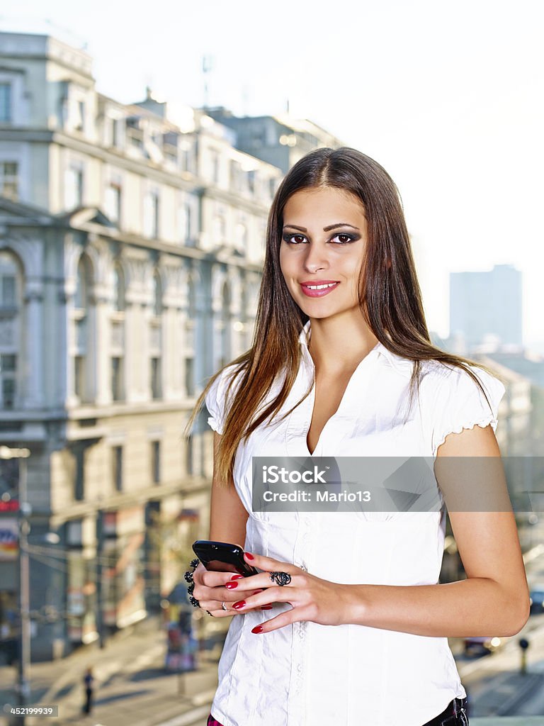Mulher com telefone celular - Foto de stock de Adulto royalty-free