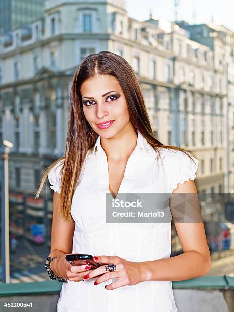 Mulher Com Telefone Móvel - Fotografias de stock e mais imagens de A usar um telefone - A usar um telefone, Adulto, Cidade