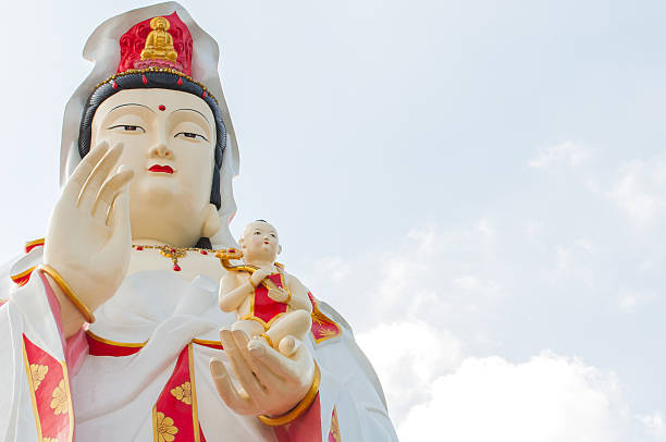 le guan yin statue de bouddha - guan yin photos et images de collection