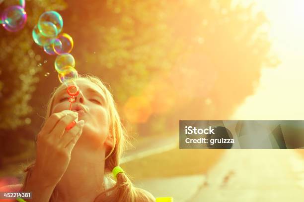 Junge Frau Die Spaß Und Blasen Blasen Im Freien Stockfoto und mehr Bilder von Seifenblasenring - Seifenblasenring, Blase - Physikalischer Zustand, Frauen