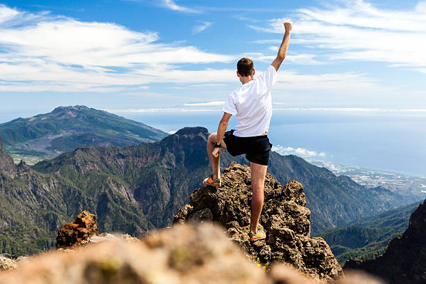 sendero runner éxito, hombre corriendo en las montañas - aspirations men human arm arms outstretched fotografías e imágenes de stock