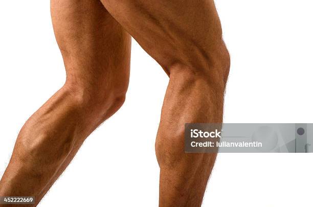 Primer Plano De Bodybuilder Muscular En Las Piernas Foto de stock y más banco de imágenes de Hombres