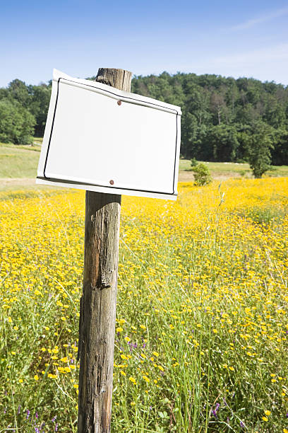знак, указывая в сельской местности. - segnalazione стоковые фото и изображения