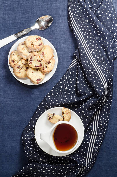 piatti di porcellana e dolci con mirtilli - biscuit red blue macro foto e immagini stock
