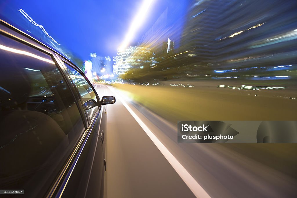 Nacht Fahrt mit dem Auto in Bewegung. - Lizenzfrei Abenddämmerung Stock-Foto