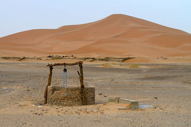 water well in desert - putten stockfoto's en -beelden