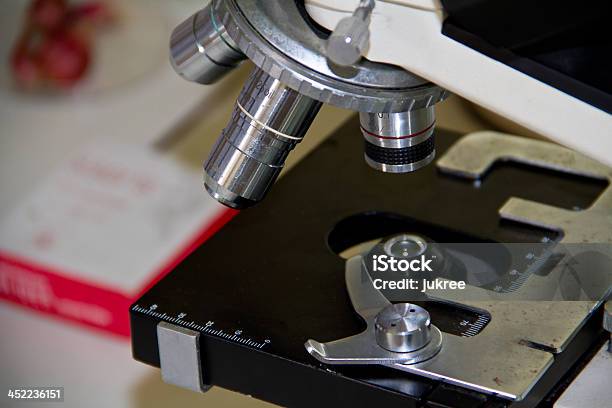 Primo Piano Del Microscopio - Fotografie stock e altre immagini di Analizzare - Analizzare, Attrezzatura, Biologia