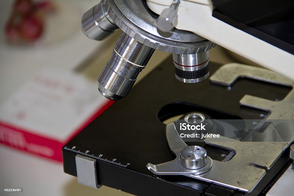 クローズアップの顕微鏡 - テクノロジーのロイヤリティフリーストックフォト