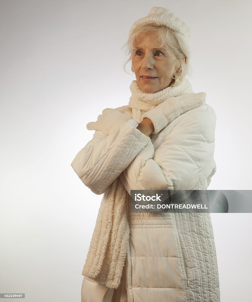 Senior weiblich ist kalt - Lizenzfrei Alter Erwachsener Stock-Foto