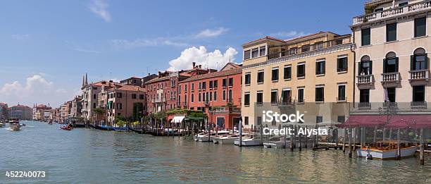 Pedonale Lungo Il Canal Grande Di Venezia - Fotografie stock e altre immagini di Architettura - Architettura, Canal Grande - Venezia, Canale