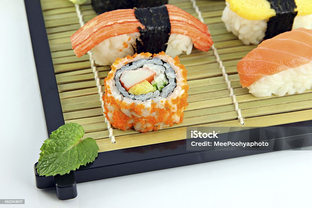 Sushi feito bem  de carne de caranguejo em um prato de bambu. - Foto de stock de Alga royalty-free