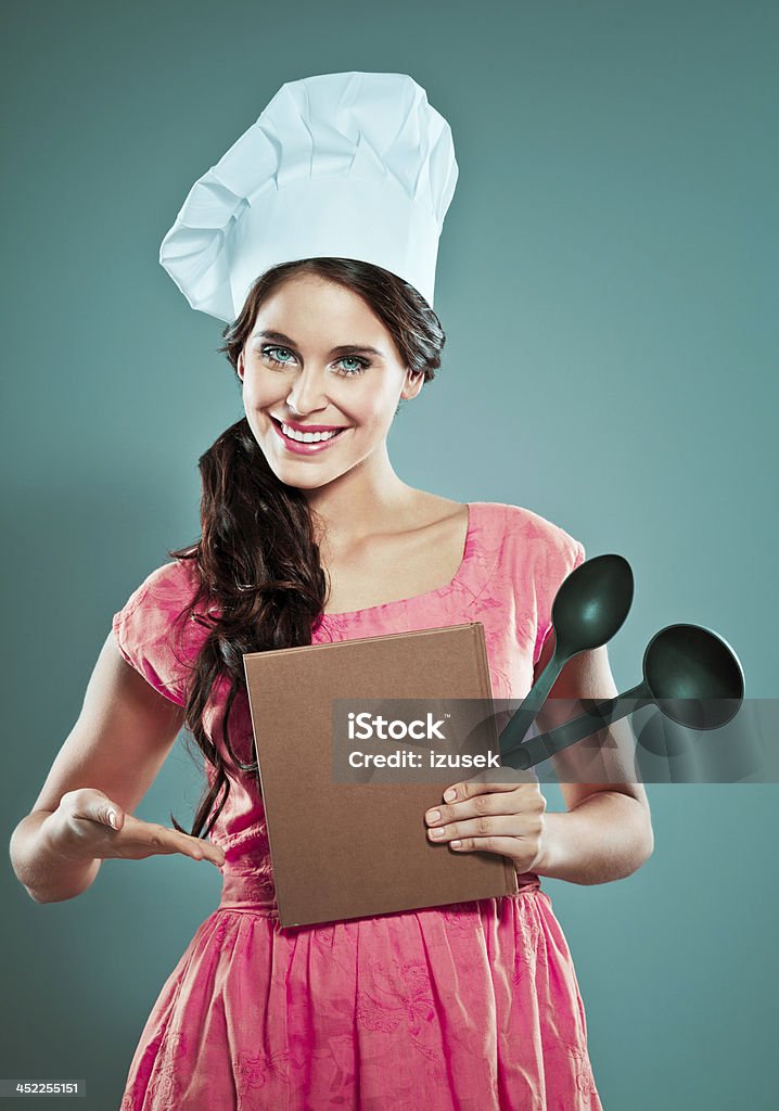 Jeune femme portant Chapeau de cuisinier - Photo de Livre de cuisine libre de droits