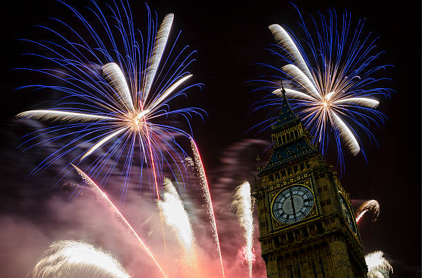 londres fogos de artifício - firework display pyrotechnics london england silhouette imagens e fotografias de stock