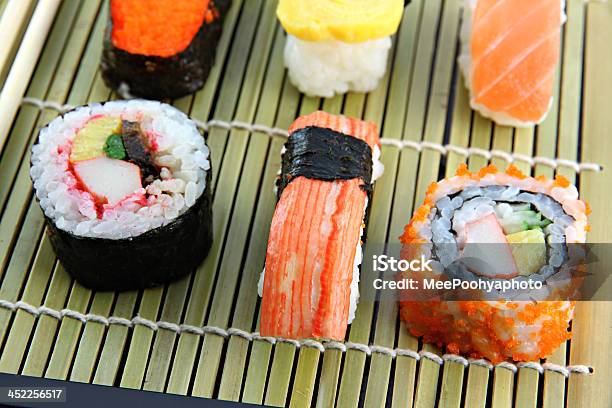 Sushi Wykonane Z Mięsa Kraba Na Bambus Dania - zdjęcia stockowe i więcej obrazów Azja - Azja, Chrzan japoński, Duża krewetka - owoce morza