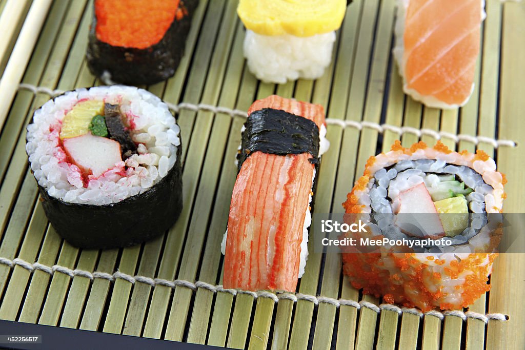 Sushi feito de carne de caranguejo em um prato de bambu. - Foto de stock de Alga royalty-free