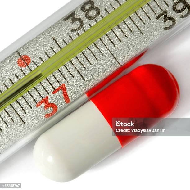 Termometr Skali Z Czerwone Białe Tabletki - zdjęcia stockowe i więcej obrazów Antybiotyk - Antybiotyk, Antyseptyk, Bez ludzi