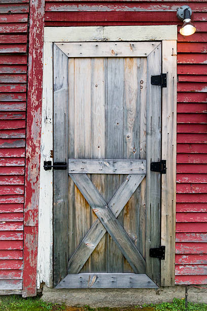 クローゼットドアに赤 - barn red old door ストックフォトと画像