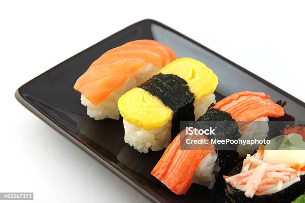 Sushi Aus Meeresfrüchten Auf Schwarz Gericht Stockfoto und mehr Bilder von Alge - Alge, Asien, Ei