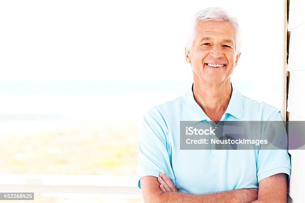 Portret Szczęśliwy Starszy Człowiek - zdjęcia stockowe i więcej obrazów 60-69 lat - 60-69 lat, Białe włosy, Codzienne ubranie