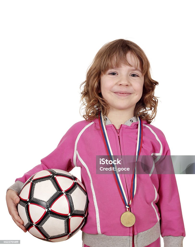 Bambina con Medaglia d'oro e Pallone da calcio - Foto stock royalty-free di Allegro