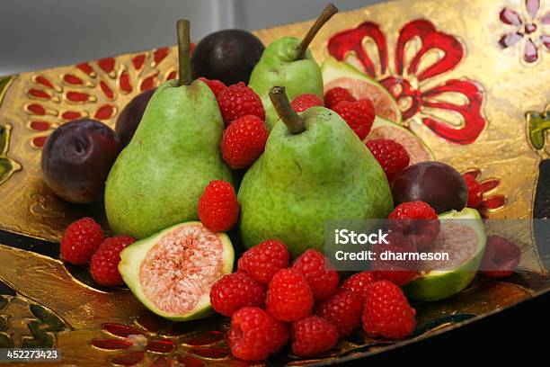 Frutas De Verano En Un Refinado Bowl Foto de stock y más banco de imágenes de Alimento - Alimento, Amarillo - Color, Arreglo