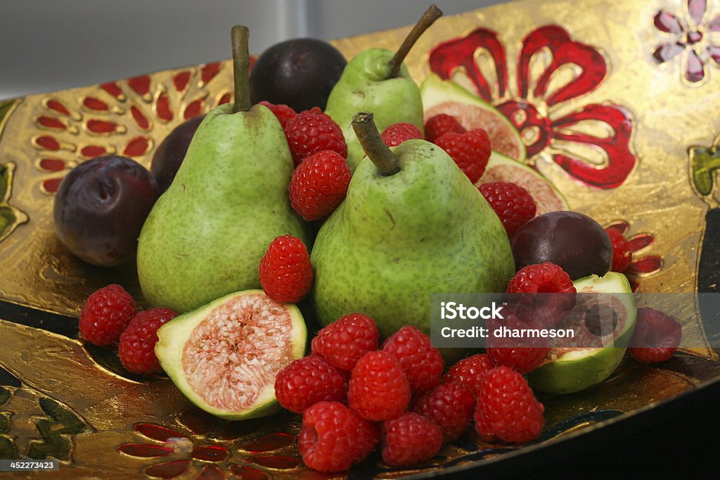 Летние фрукты в Fancy Чаша - Стоковые фото Без людей роялти-фри