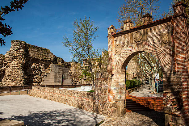 puerta de la ciudad y de sevilla, talavera de la reina - retaining wall fortified wall surrounding wall stone wall fotografías e imágenes de stock