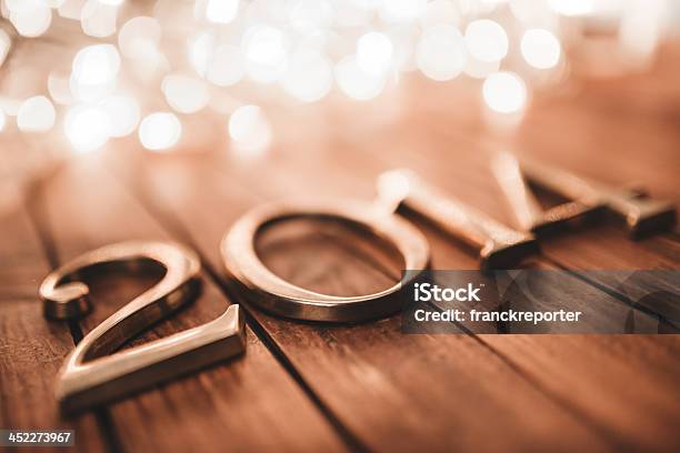 Texto De Año Nuevo 2014 De Oro En Madera Foto de stock y más banco de imágenes de 2014 - 2014, Brillante, Celebración - Ocasión especial