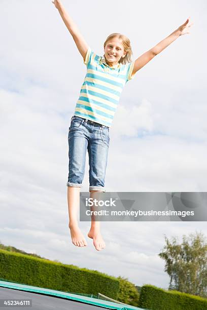 Młoda Dziewczyna Skoki Na Trampolina Uśmiech - zdjęcia stockowe i więcej obrazów Aktywny tryb życia - Aktywny tryb życia, Cała postać, Czynność