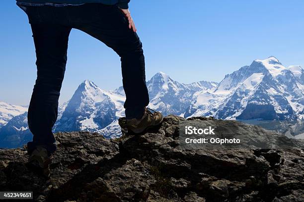 ハイカーの女性彼女のレッグス Admires 山の山頂 - 1人のストックフォトや画像を多数ご用意 - 1人, アイガー, アクティブライフスタイル