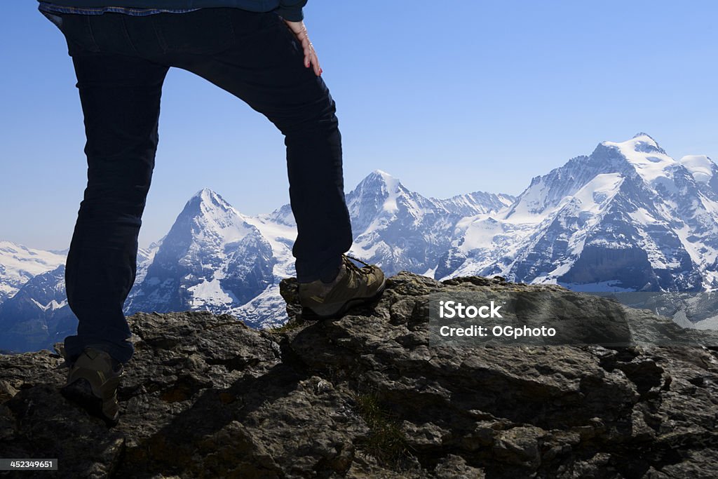 Widok kobieta nogi w buty nadają jej górskie szczyty podziwia firmę - Zbiór zdjęć royalty-free (Aktywny tryb życia)