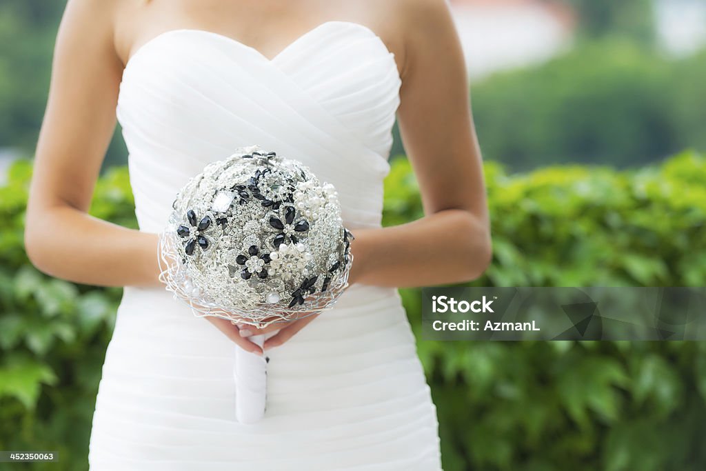 Sposa con bouquet - Foto stock royalty-free di Abito da sposa