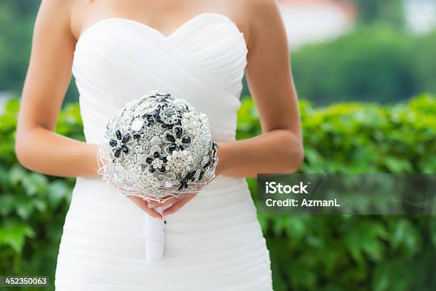 Sposa Con Bouquet - Fotografie stock e altre immagini di Abito da sposa - Abito da sposa, Adulto, Ambientazione esterna