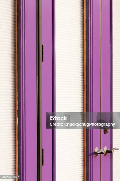 Fioletowy Ramy Drzwi Okna Rolety - zdjęcia stockowe i więcej obrazów Alkowa - Alkowa, Architektura, Armatura domowa