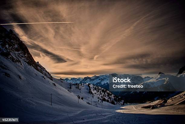 Photo libre de droit de Val Di Fassa banque d'images et plus d'images libres de droit de Alpes européennes - Alpes européennes, Bleu, Chalet de montagne