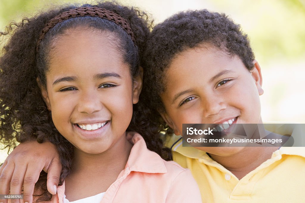 Irmão e irmã ao ar livre, sorrindo - Foto de stock de Abraçar royalty-free