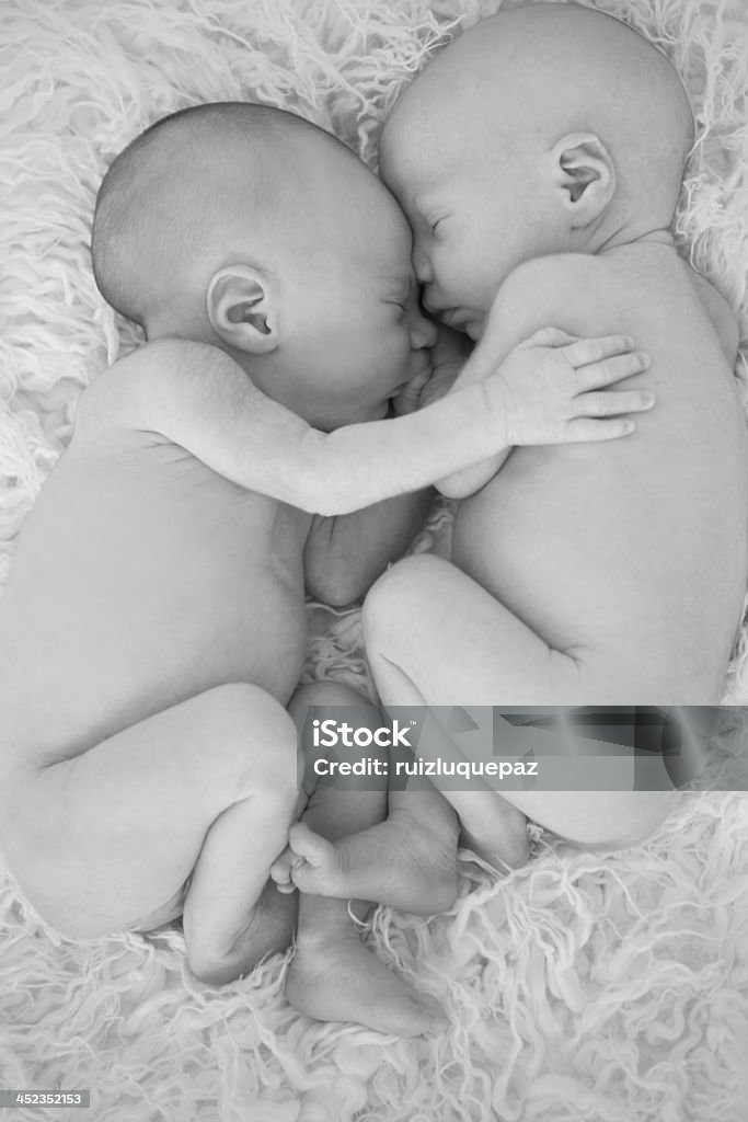 Jumeaux nouveau-né - Photo de 0-11 mois libre de droits