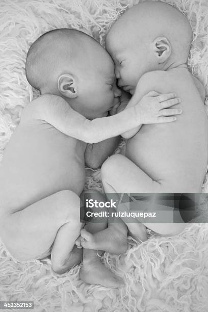 Nowonarodzone Twins - zdjęcia stockowe i więcej obrazów 0 - 11 miesięcy - 0 - 11 miesięcy, Bliźniaki, Cała postać