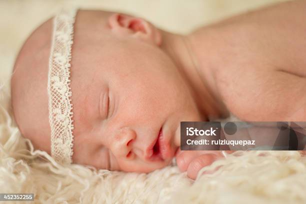 Neugeborenes Princess Stockfoto und mehr Bilder von 0-11 Monate - 0-11 Monate, Auf der Seite liegen, Augen geschlossen