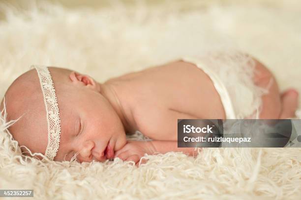 Recién Nacido Princess Foto de stock y más banco de imágenes de 0-11 meses - 0-11 meses, Acostado de lado, Bebé