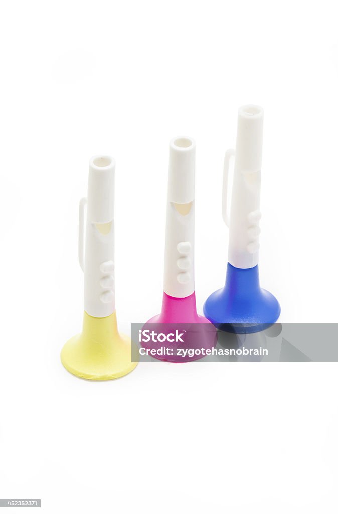 Enfants horn en plastique coloré isolé sur blanc backgrou - Photo de Bleu libre de droits