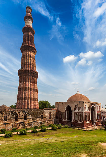 minaret qûtb minar - architecture travel destinations vertical outdoors photos et images de collection