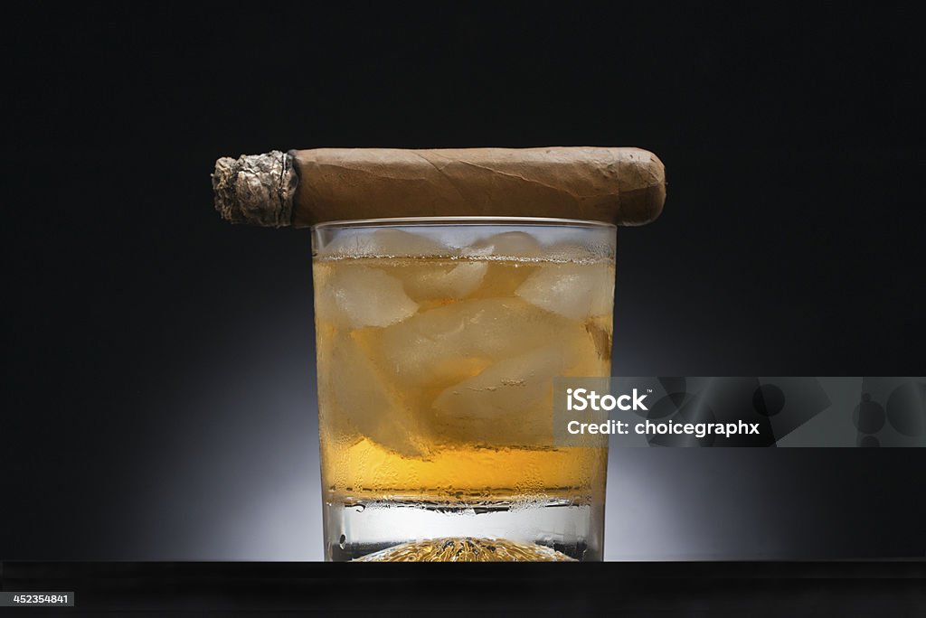 Bourbon e sigari - Foto stock royalty-free di Bicchiere