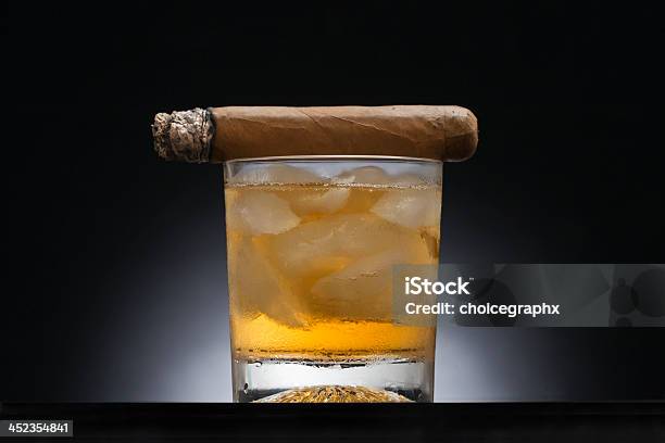 Bourbon I Cygaro - zdjęcia stockowe i więcej obrazów Bez ludzi - Bez ludzi, Cygaro, Czarne tło